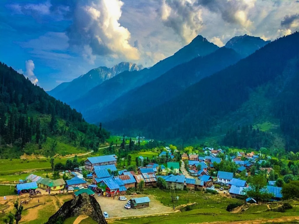 Aru Valley (places to visit in Kashmir), a peaceful village surrounded by pine forests, alpine meadows, and snow-capped mountains near Pahalgam.