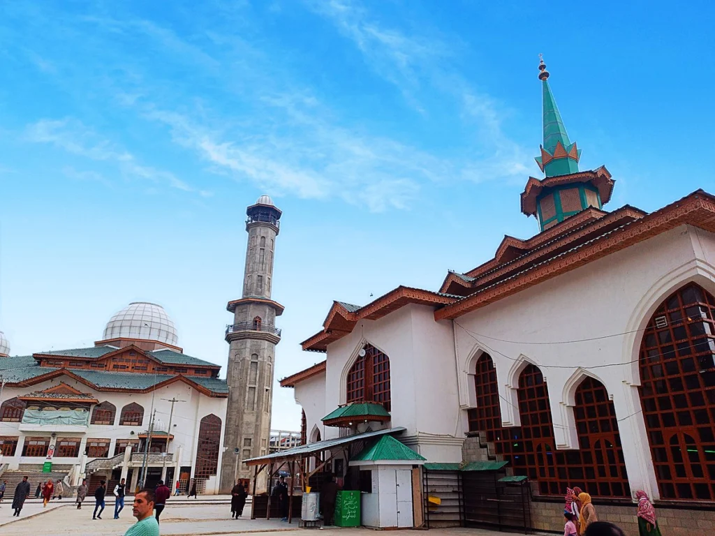 A peaceful view of Charar-e-Sharief (places to visit in Kashmir), one of the most revered Sufi shrines in India. Located near Budgam, this 600-year-old wooden structure honors Sheikh Noor-ud-din Wali, a revered Kashmiri saint. Surrounded by hills and tranquility, the shrine is not just a religious site but a symbol of Kashmir’s deep spiritual and cultural roots.