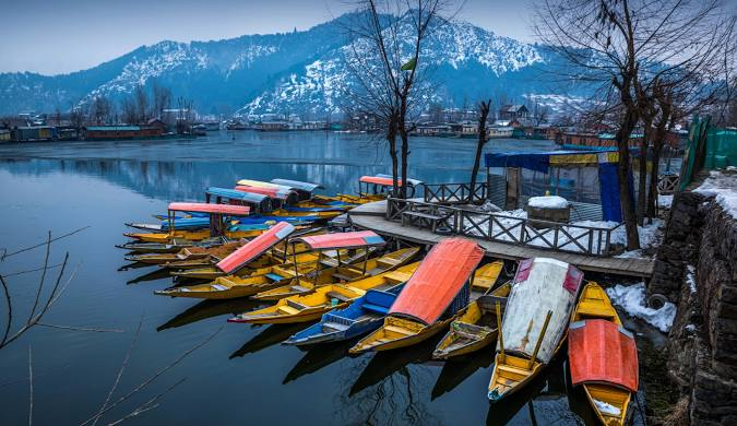 Dal Lake is one of the best places to visit in kashmir