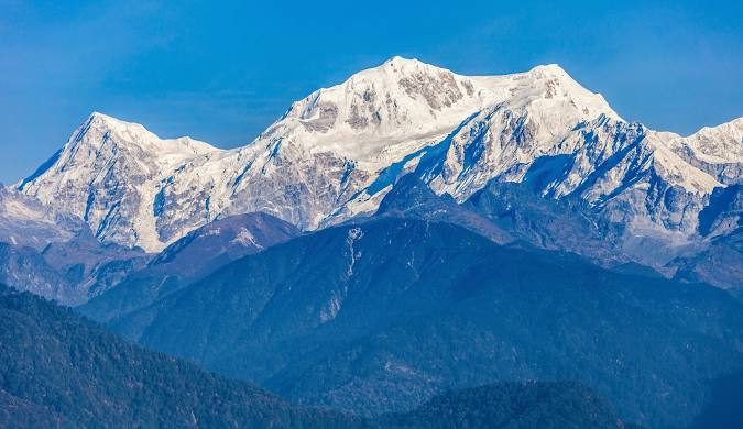 Snow-covered Kanchenjunga mountain glowing under clear blue skies — best time to visit Darjeeling for stunning Himalayan views.