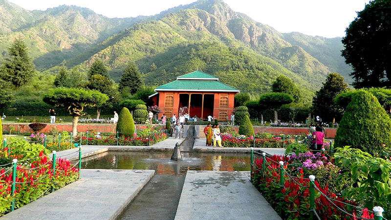 Mughal Gardens Is one of the best places to visit in kashmir