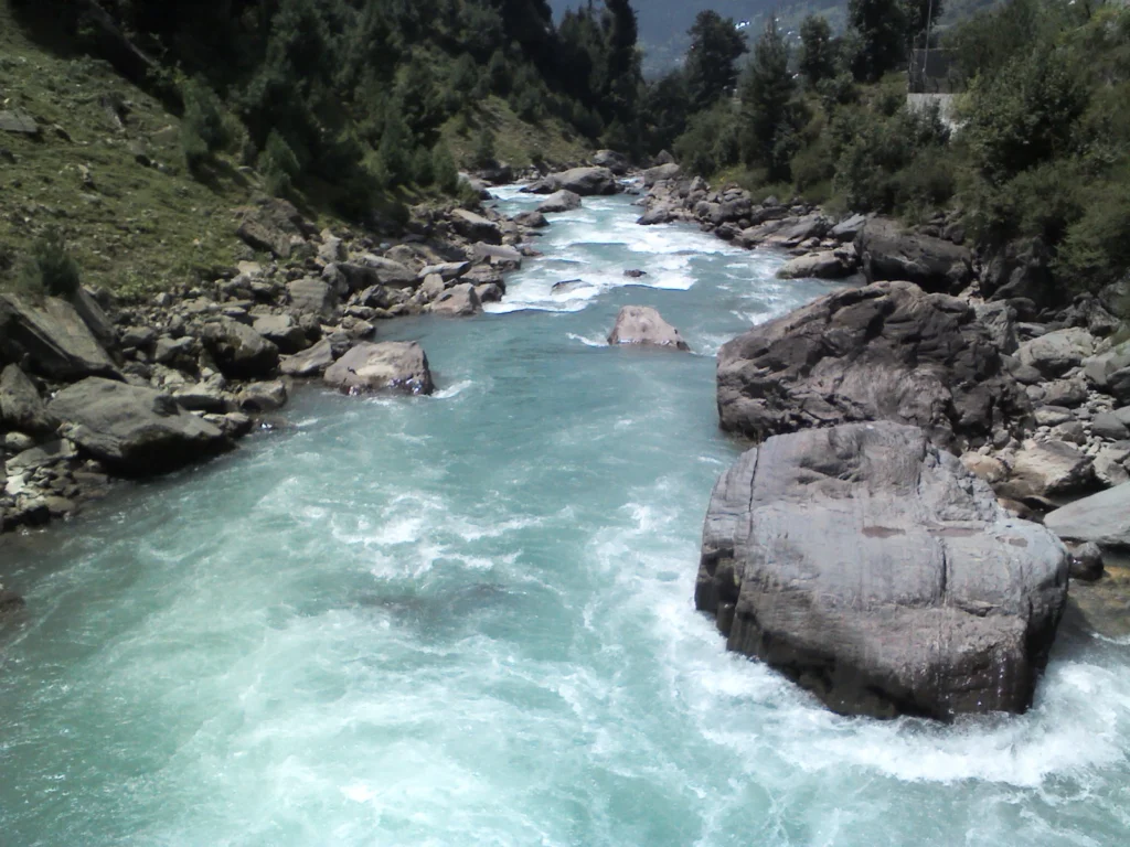 Sindh River (places to visit in Kashmir), a glacial river winding through lush valleys and pine-covered hills on the way to Sonamarg.