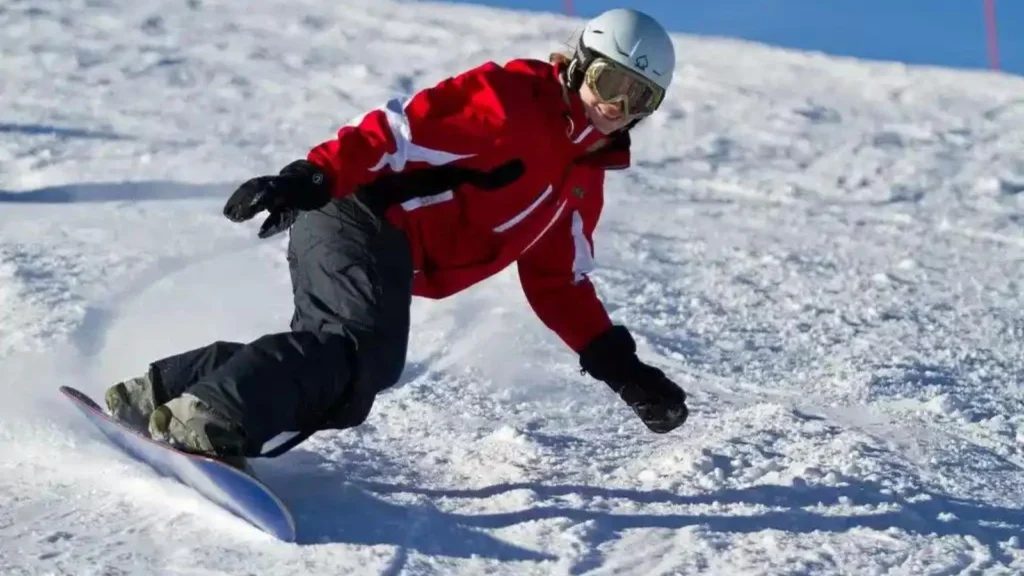 skiing and snowboarding in Gulmarg is one of the best places to visit in kashmir