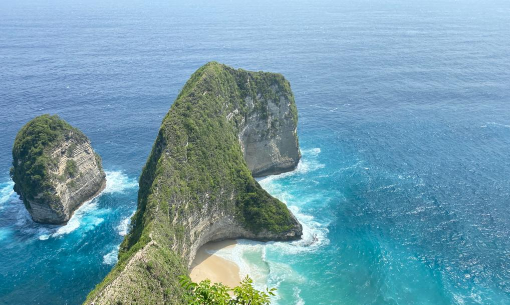 How Far is Kelingking Beach from Seminyak?