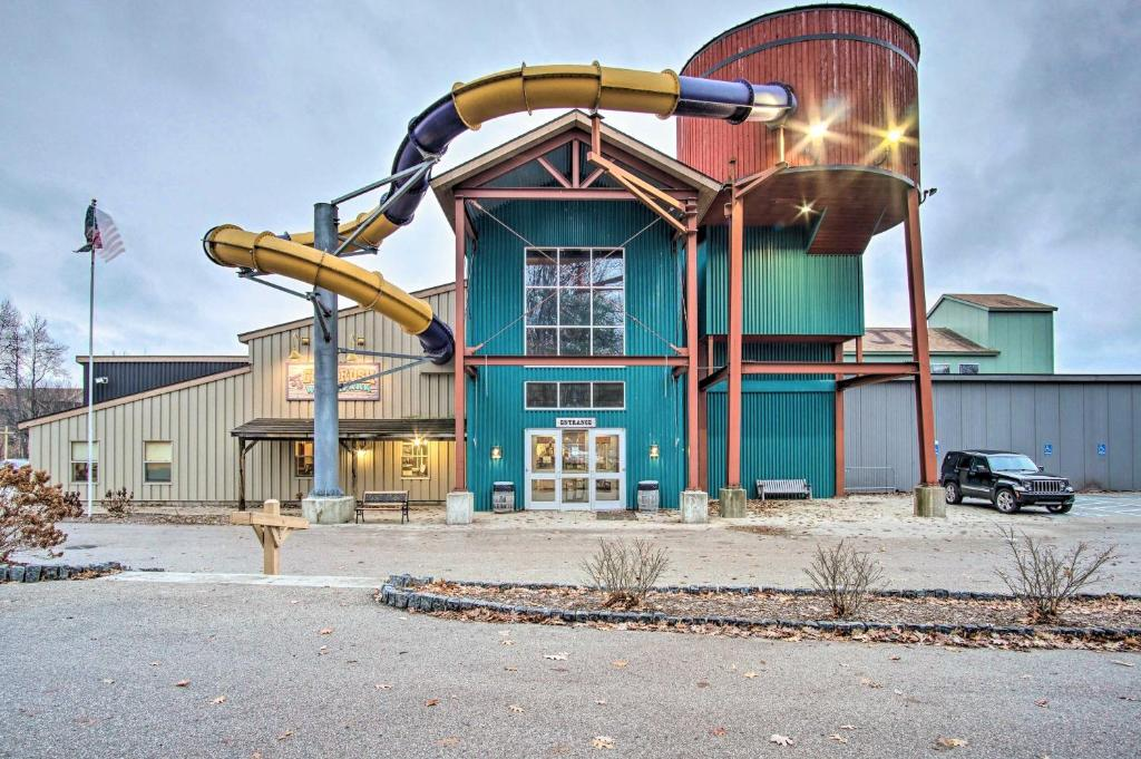 Warm & Woodsy Rothbury Escape – Rothbury, MI IS one of the