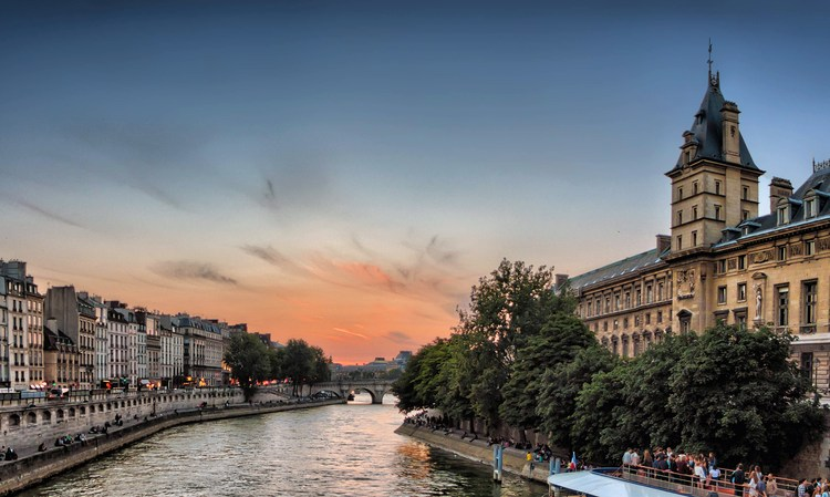 Paris’ Left Bank vs Right Bank – which side of the Seine has the best vibe
